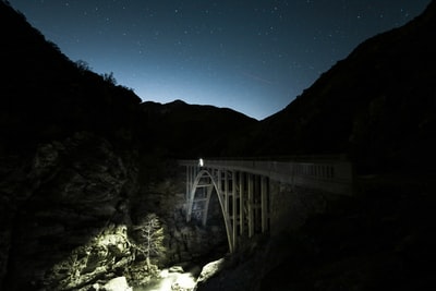 夜空下的灰桥
